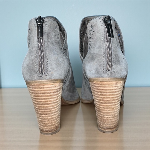 Vince Camuto Fileana Suede Cut-out Bootie in Gray Size 10 - Picture 9 of 13